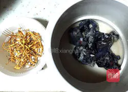 Illustration of how to stew black-bone chicken soup with Cordyceps, flower and wolfberry 1