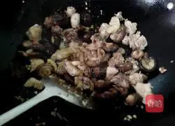 Illustration of how to make braised chicken with mushrooms 7