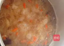 Illustration of how to make red dates, wolfberry and white fungus soup 3