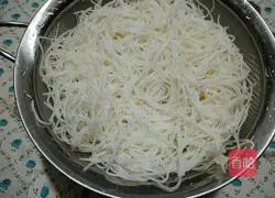 Illustration of how to make fried rice noodles with eggs 2