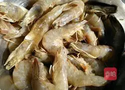 Illustration of how to make fried shrimps in oil 1