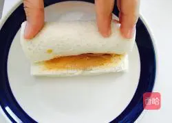 Illustration of how to make strawberry toast rolls 7