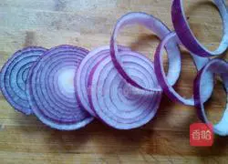 Illustration of how to make fried onion rings with bread crumbs 1