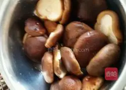 Illustration of making braised noodles with shredded chicken 5