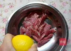 Illustration of how to make fried crispy pork 1