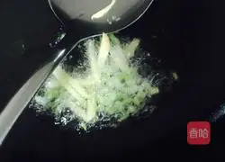 Illustration of how to stir-fry leeks and lotus vegetables 5