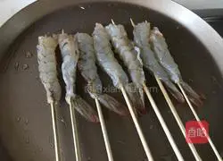 Illustration of how to make prawn fish ball pizza 2