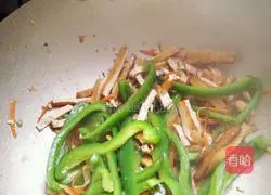 Illustration of how to stir-fry shredded pork with dried green pepper 8