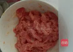 Illustration of how to make shredded pork with Beijing sauce 2