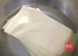 Illustration of how to make shredded pork with Beijing sauce 3