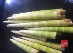 Illustration of braised spring bamboo shoots with scallion oil 1