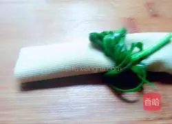 Illustration of how to make thousands of meat rolls with dipping sauce 9