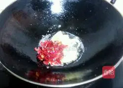 Illustration of how to make fried bacon with black bean sauce 3