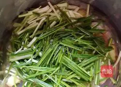 Illustration of how to make braised chicken with scallion oil 3