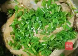 Illustration of how to make braised chicken with scallion oil 7