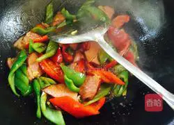 Illustration of how to stir-fry bacon with green pepper 9