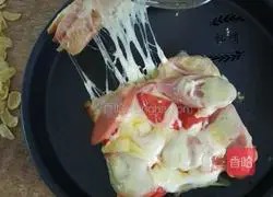 Small toast with enough ingredients Illustration of how to make pizza 9