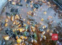 Illustration of how to make braised noodles with diced mushrooms and pork 4