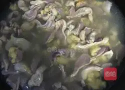 Illustration of braised chicken gizzards with duck blood 3