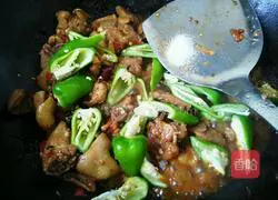 Illustration of how to make green pepper and spicy chicken 8