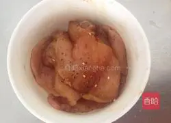 Illustration of how to make spicy and sour chicken shredded rice noodles 1