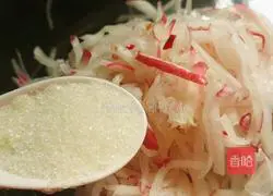 Illustration of how to make shredded radish with scallion oil 11