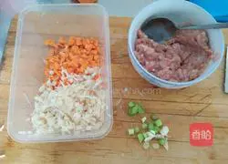 Illustration of how to make braised noodles with pork and enoki mushrooms 1