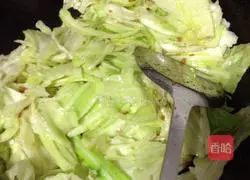 Illustration of how to stir-fry lotus root with oil residue 3