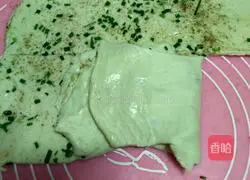 Illustration of how to make scallion oil layer cake 3
