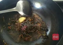 CCTV's illustration of how to make pork, plum and vegetable braised pork 6