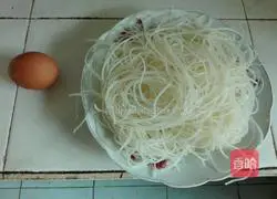 Stir-fried eggs and lettuce Illustration of how to make rice noodles 1