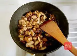 Illustration of how to make braised chicken and rice 10