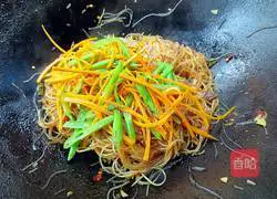 Illustration of how to make fried rice noodles with onion and double shreds 9