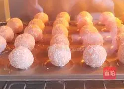 Illustration of how to make pink memories (coconut balls) 16