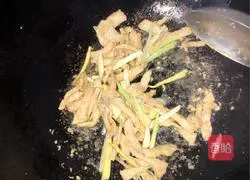Illustration of how to stir-fry shredded pork with onions and green peppers 5