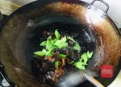 Illustration of how to make fried fungus, celery and fried pork 9
