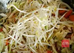 Illustration of how to make vegetarian fried noodles 4