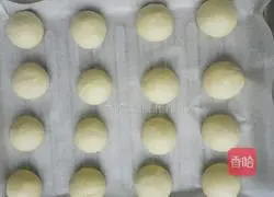 Illustration of how to make raisin buns 9