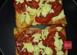 Toast with sufficient ingredients Illustration of how to make small pizza 4