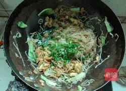 Illustration of how to make fried rice noodles with eggs, lettuce and rice noodles 9