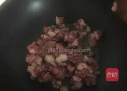 Illustration of how to make beef kimchi fried rice 3