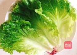 Illustration of how to wrap meat with lettuce 9