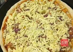 Illustration of how to make bacon, corn and onion pizza 15