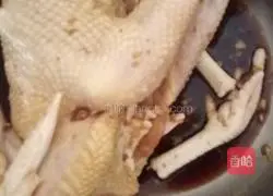 Illustration of how to braise chicken in rice cooker 1