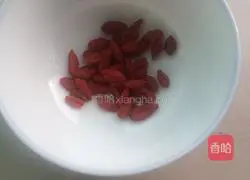 Illustration of how to make papaya, red dates, wolfberry, white fungus and rock sugar water 2