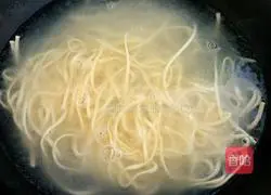 Illustration of how to make braised noodles with shredded chicken 14