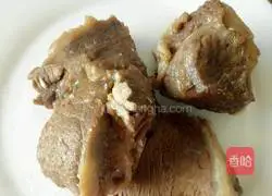 Illustration of how to make beef with sauce 1