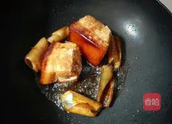 Illustration of how to make pork with pickles and pork rinds 5