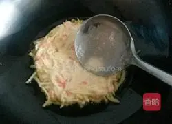 Illustration of how to make pan-fried potato pancakes 8