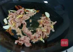 Illustration of how to make stir-fried meat with kimchi 4
